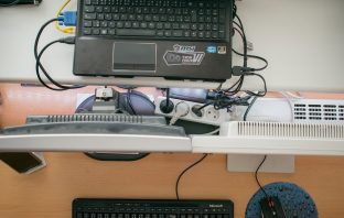 Cable management: jak si efekt(iv)ně uklidit pracovní plochu