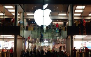 Apple se pochlubil s největším ziskem v historii. Prodeje však meziročně poklesly