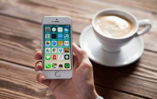 Po výměně akumulátoru se jim iPhone zrychlil. Apple softwarově omezuje výkon