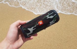 JBL Flip 4: Kvalitní zvuk sbalený na cesty