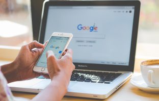 Google bude čelit pokutě ve výši 62 miliard korun. Evropské komisi se nelíbí předinstalovávání jeho aplikací na telefony
