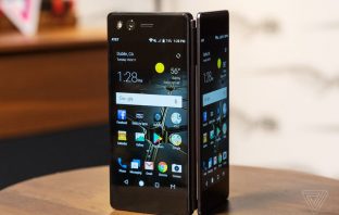ZTE vyhlašuje revoluci. Představil mobil Axon M se skládacím displejem