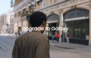 Samsung si opět rýpnul do Applu. V minutovém spotu poukazuje na vlastnosti, které Apple „dohání“