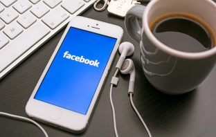 Facebook zbrojí proti otravným příspěvkům. Filtrovat je bude umělá inteligence
