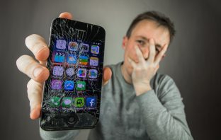 Prasklé sklo na displeji bude možná brzy minulostí. Japonští vědci objevili zajímavý polymer