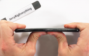 Nové Samsungy se podrobily několika rozborkám a testům. Jak dopadly?