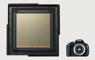 Mysleli jste si, že FullFrame senzor je velký? Canon vyrobil 44x větší
