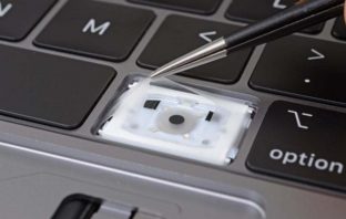 Nové MacBooky mají speciální membránu v klávesách. Vyřešil tím ale Apple problémy s nefunkčními klávesnicemi?